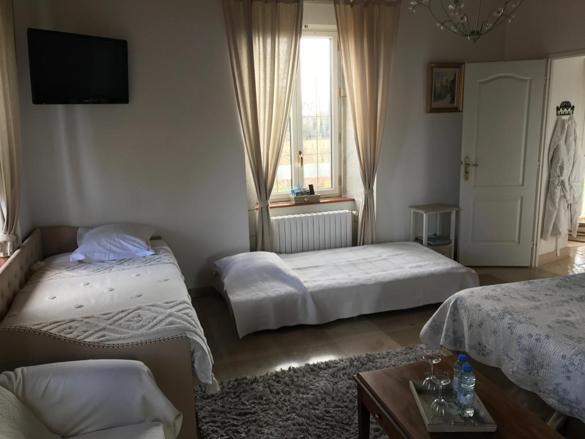 Domaine Du Manoir Bed & Breakfast Les Avenières Dış mekan fotoğraf